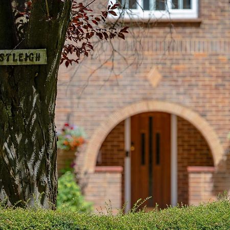 Westleigh Hotel Ashtead Eksteriør billede