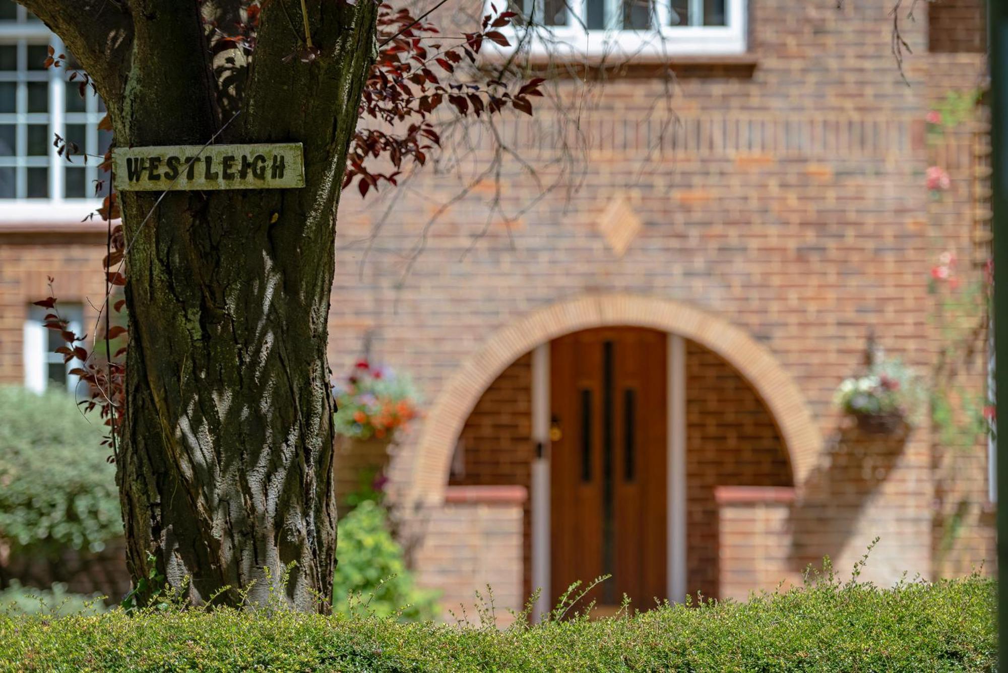 Westleigh Hotel Ashtead Eksteriør billede